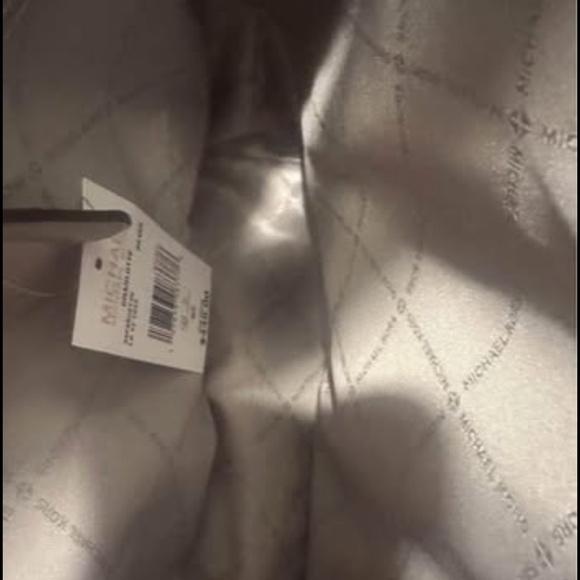 Michael Kors Charlotte Large Tote ShoulderBag. Metallic Silver and White Color. - Picture 9 of 10